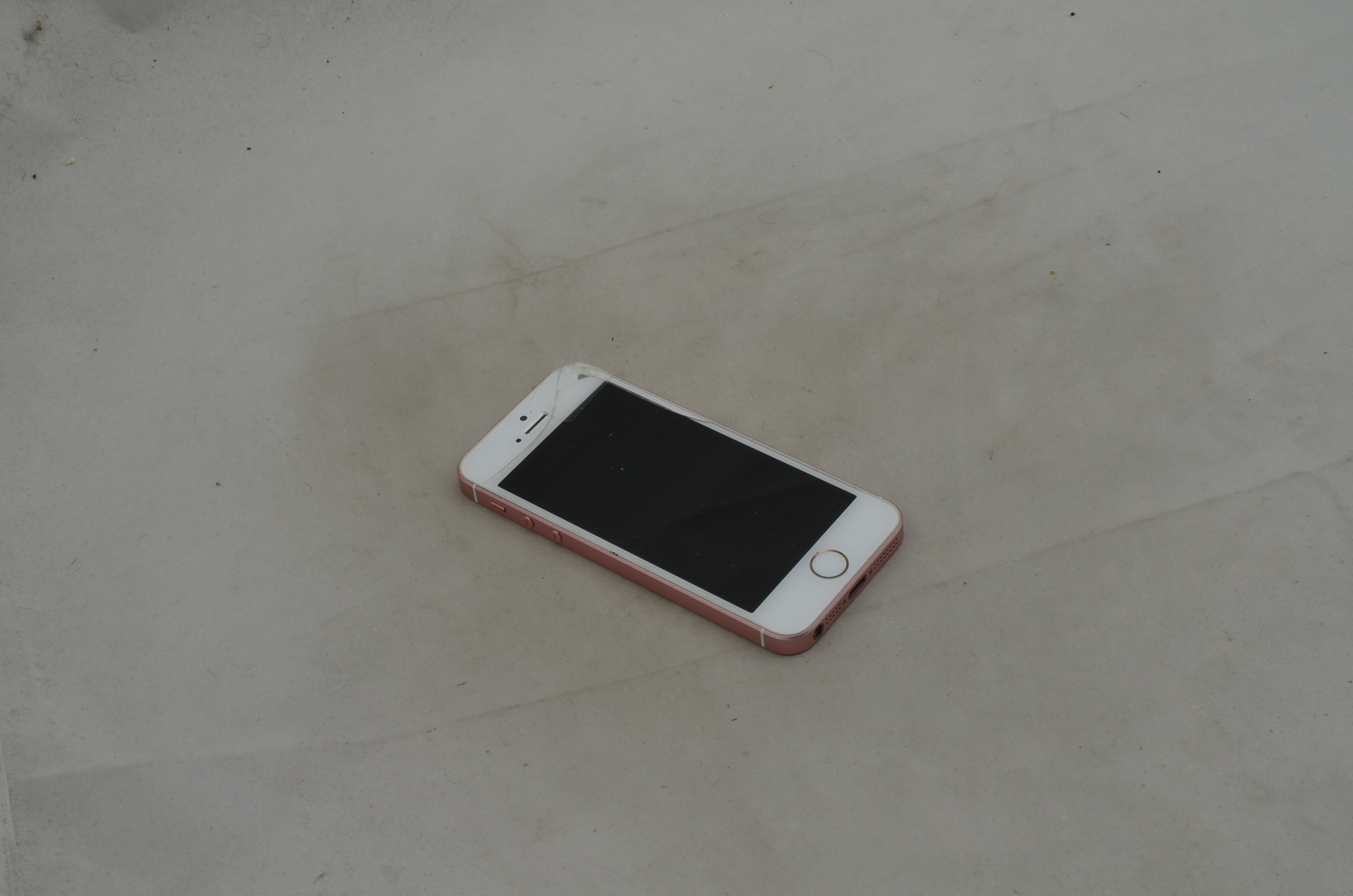 Produktbild von iPhone SE mit defektem Display