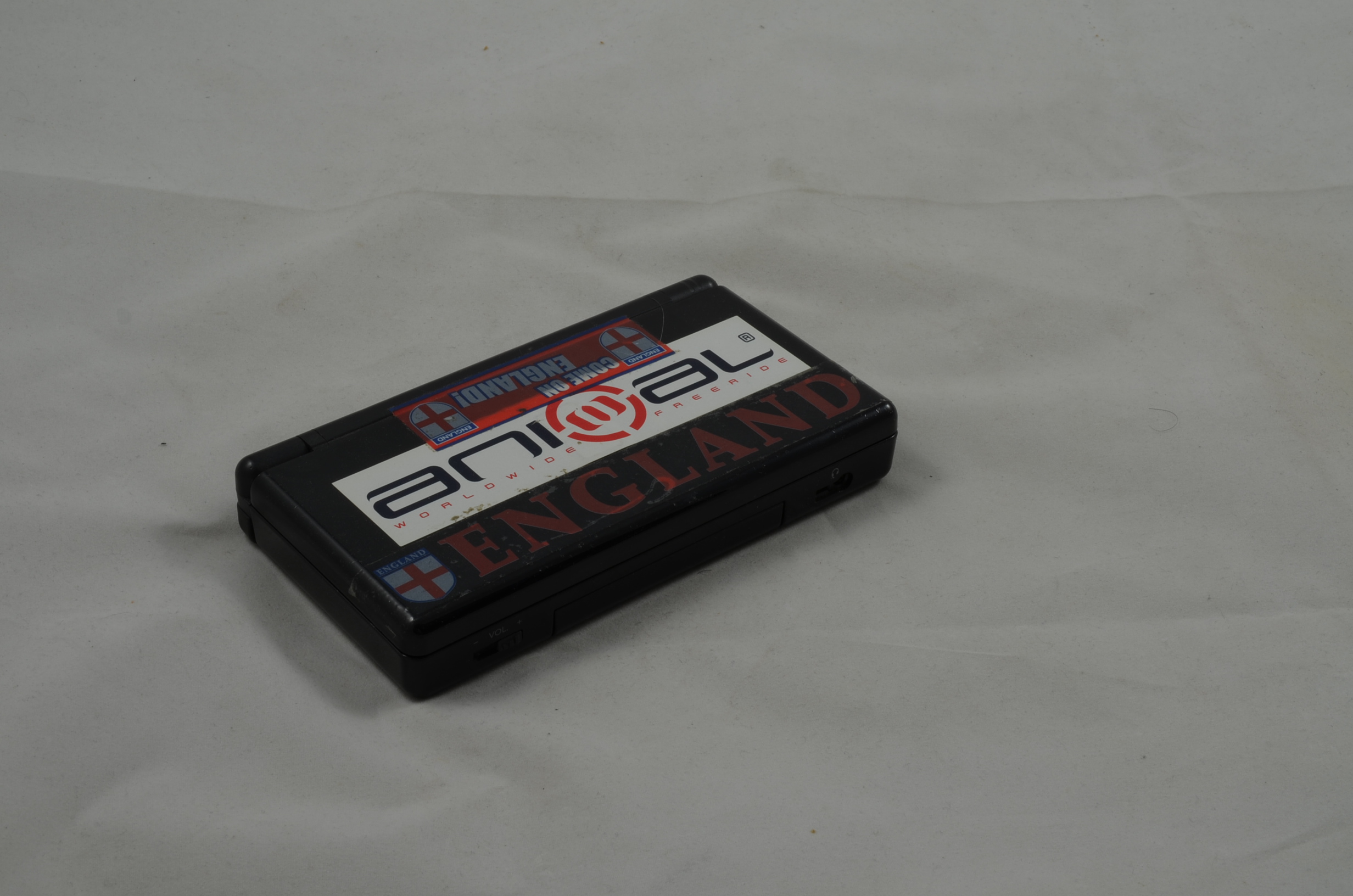 Produktbild von Nintendo DS Lite Konsole in schwarz mit Klebern
