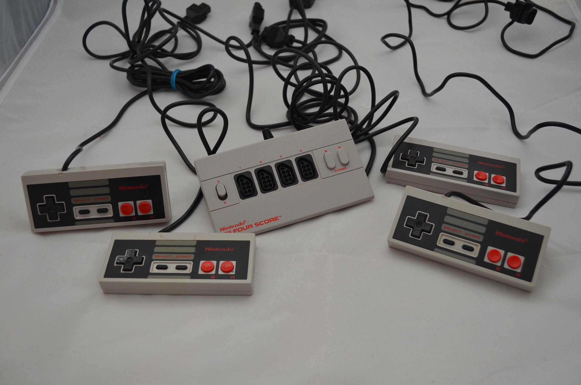 Produktbild von 4x Original-Controller & Four Player Score NES